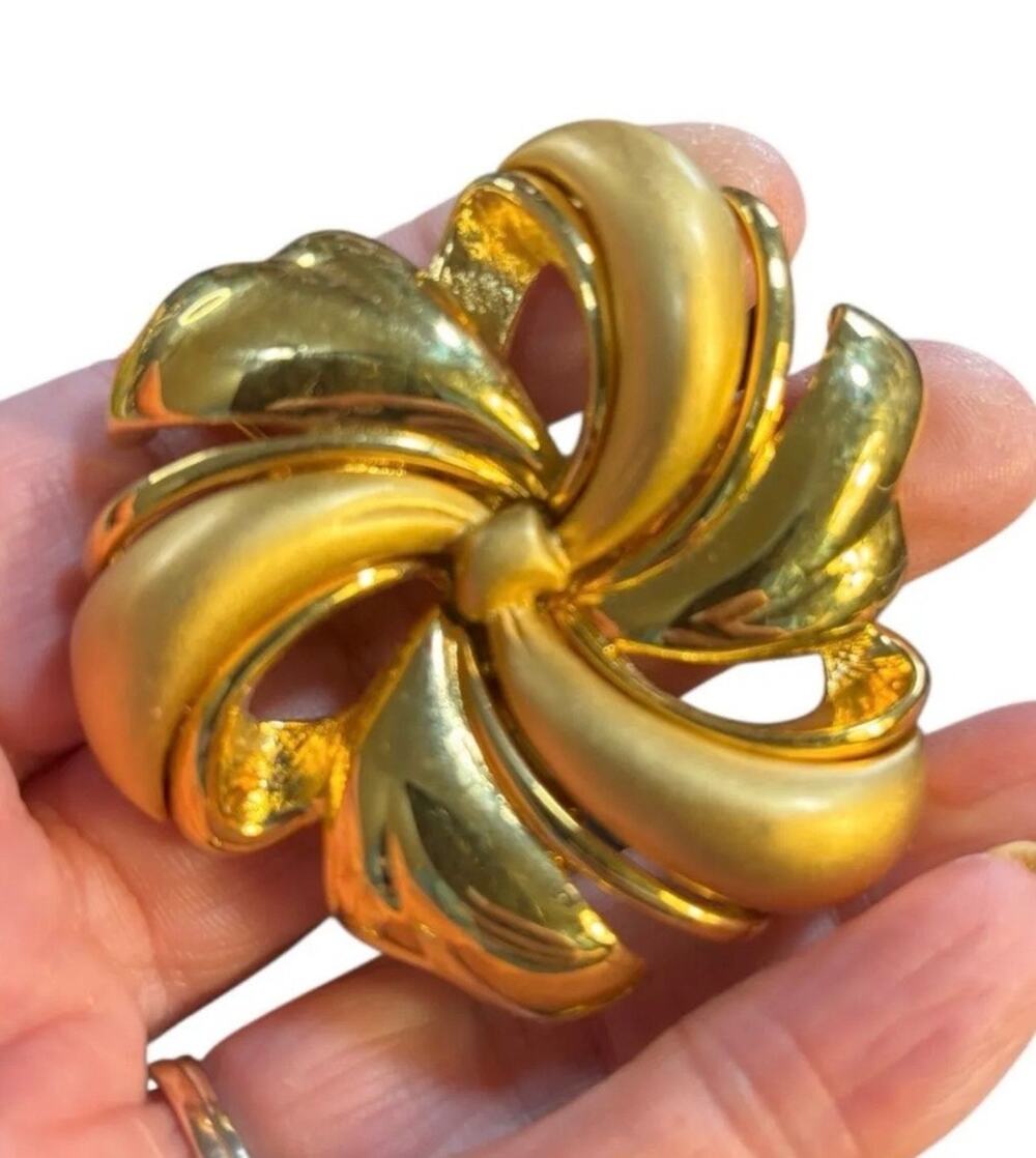 Vintage Monet Gold Tone Swirl Ribbon Brooch Pin Signed Designer Jewelry